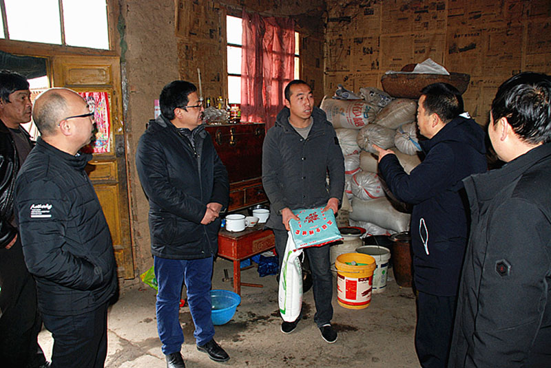 星火機床公司領導前往清水縣年莊村開展“寒冬送溫暖”活動