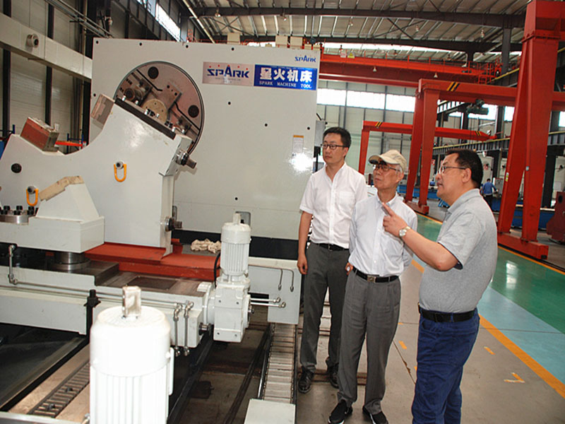 工信部智能制造專家咨詢委員會主任、 機械工業聯合會副會長朱森第來星火機床公司調研