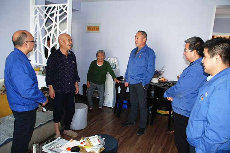星火機床領導慰問勞模 離休干部和退休困難黨員