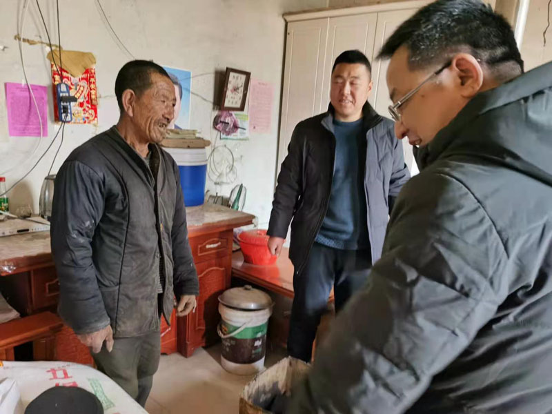 星火機床公司領導在幫扶村開展節前慰問