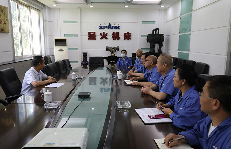 天水市國(guó)資委領(lǐng)導(dǎo)慰問(wèn)星火機(jī)床公司一線黨員