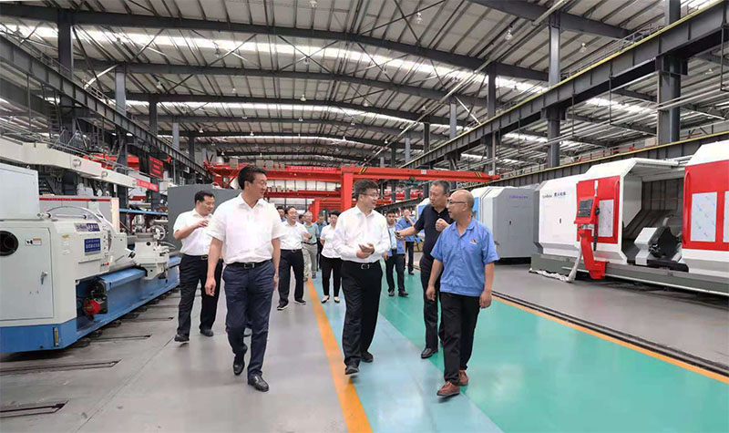 甘肅銀行董事長劉青來星火機床公司調研