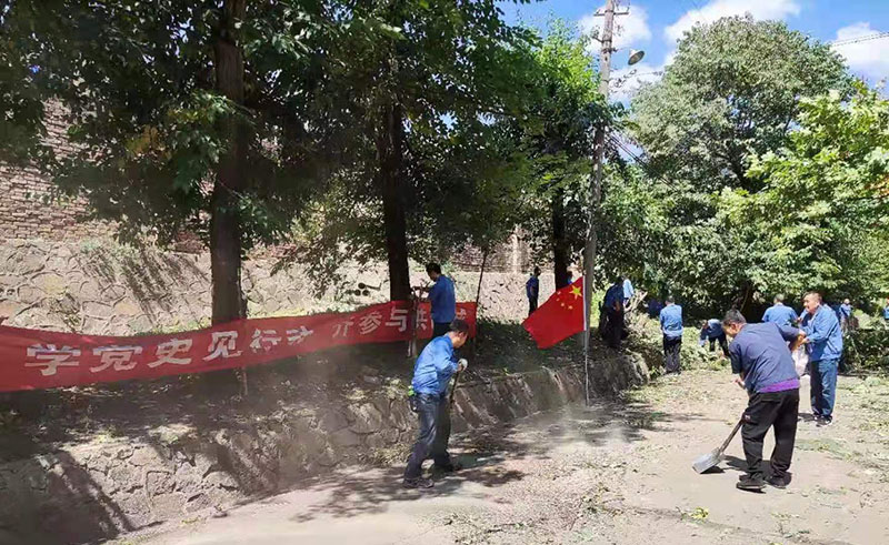 星火機械制造公司黨員干部義務(wù)勞動助力創(chuàng)建文明城市