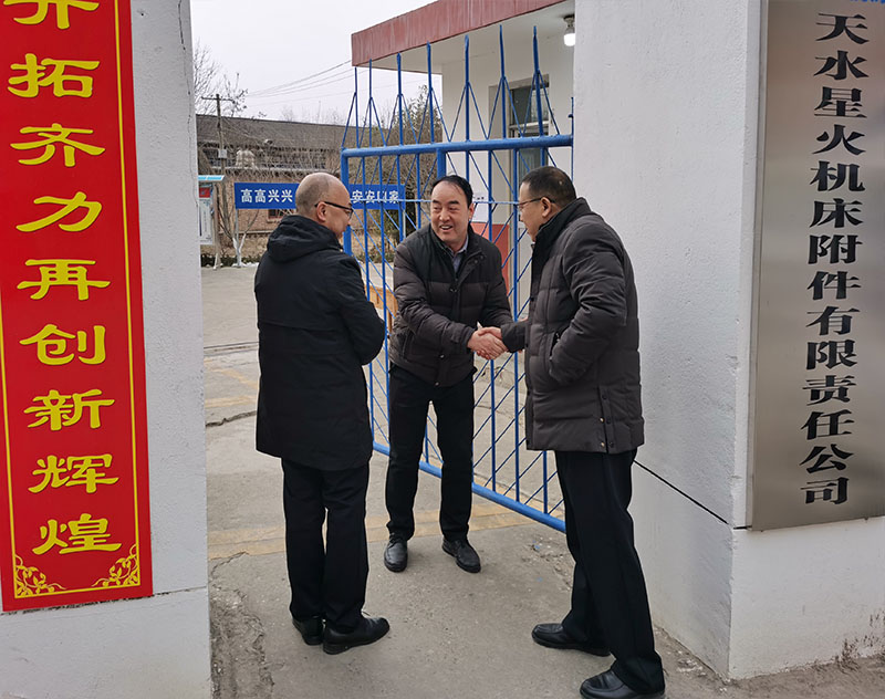 星火機床公司領導春節慰問堅守崗位的職工