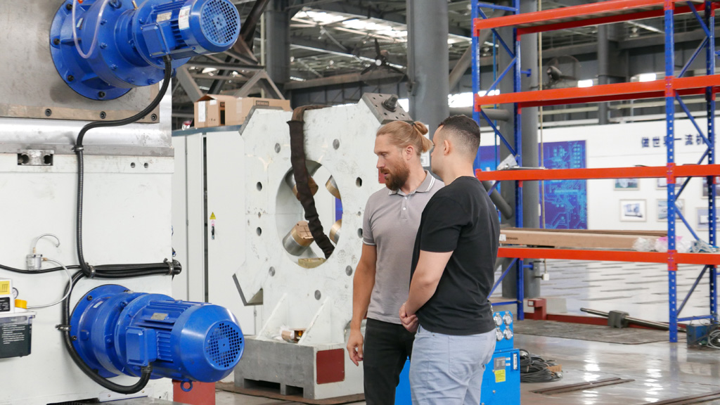 俄羅斯客商分別在星火機床公司驗收產品及洽談訂貨