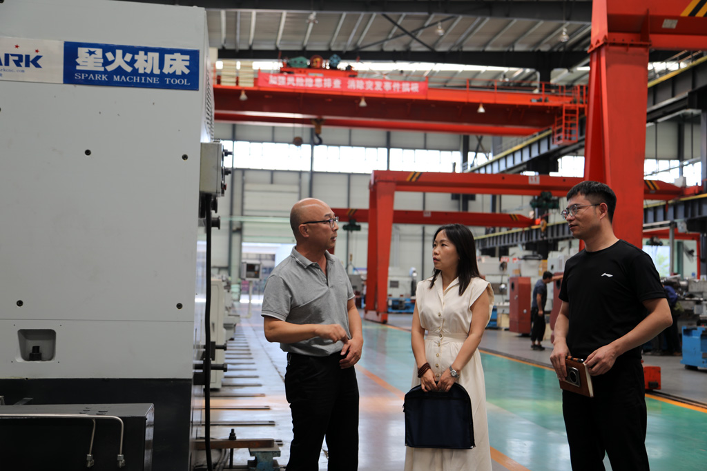 甘肅省工信廳裝備產業處副處長安子祎來星火公司調研