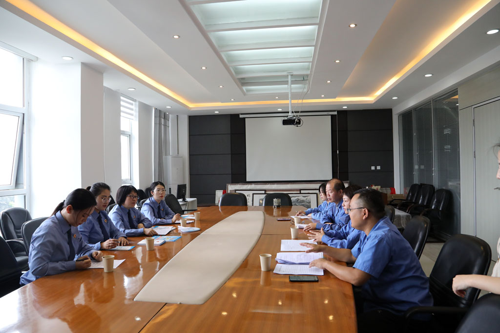 天水市人民檢察院楊芳一行來(lái)星火機(jī)床集團(tuán)公司開(kāi)展送法進(jìn)企業(yè)活動(dòng)