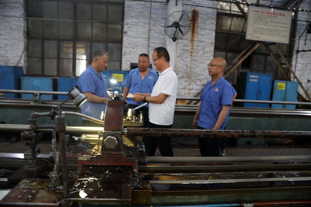 市國(guó)資委領(lǐng)導(dǎo)來(lái)星火公司慰問(wèn)困難黨員